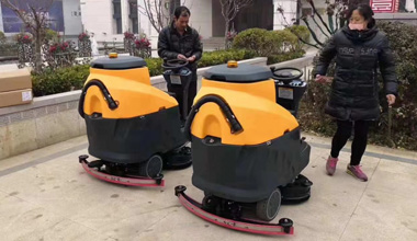 M70駕駛式洗地機(jī)服務(wù)于某小區(qū)